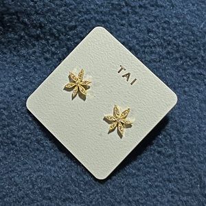 Tai stud daisy earrings